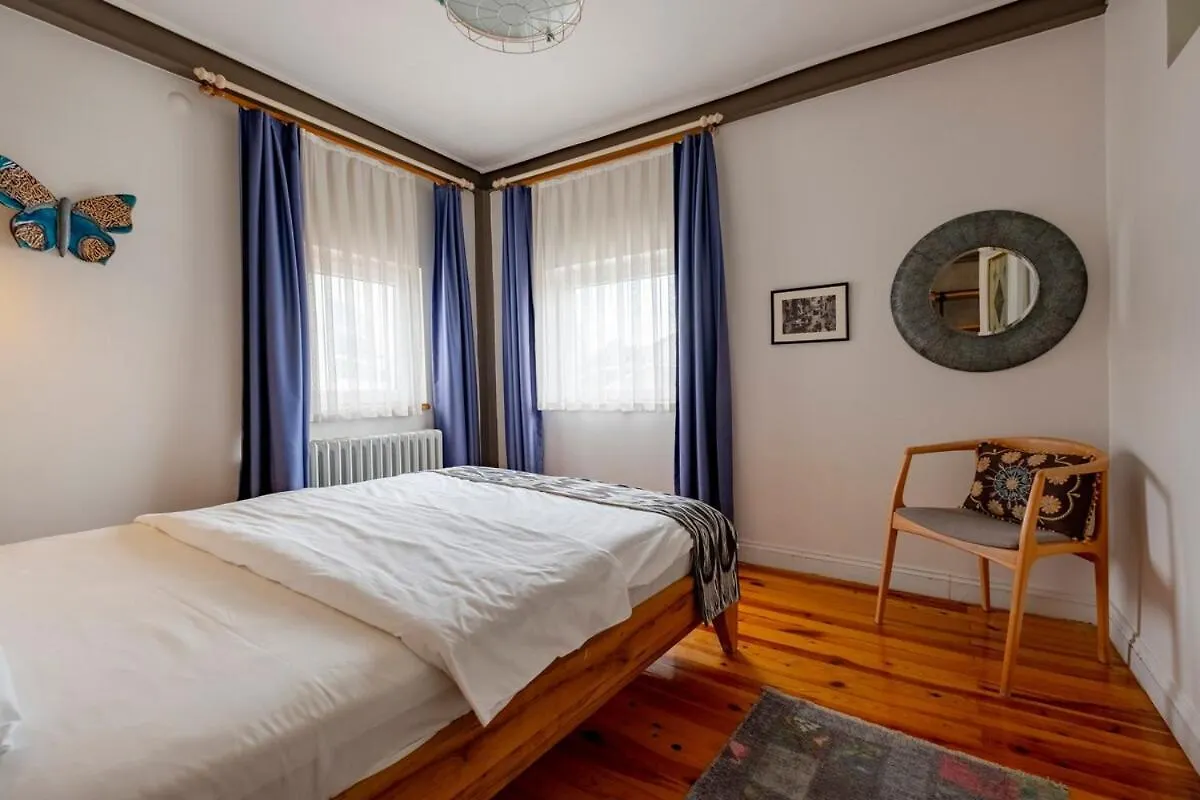 High-Ceiling Beyoglu Apartment Estambul 0*,